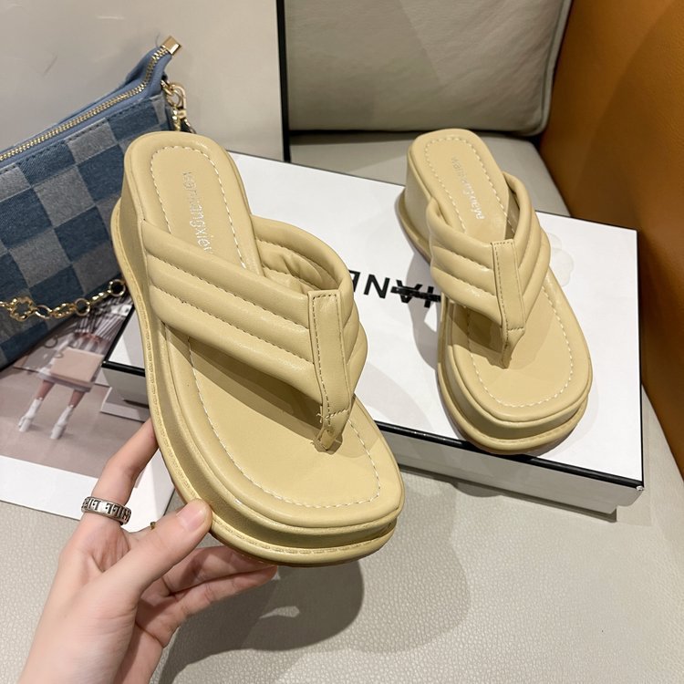 Flip-flops for women's summer outerwear