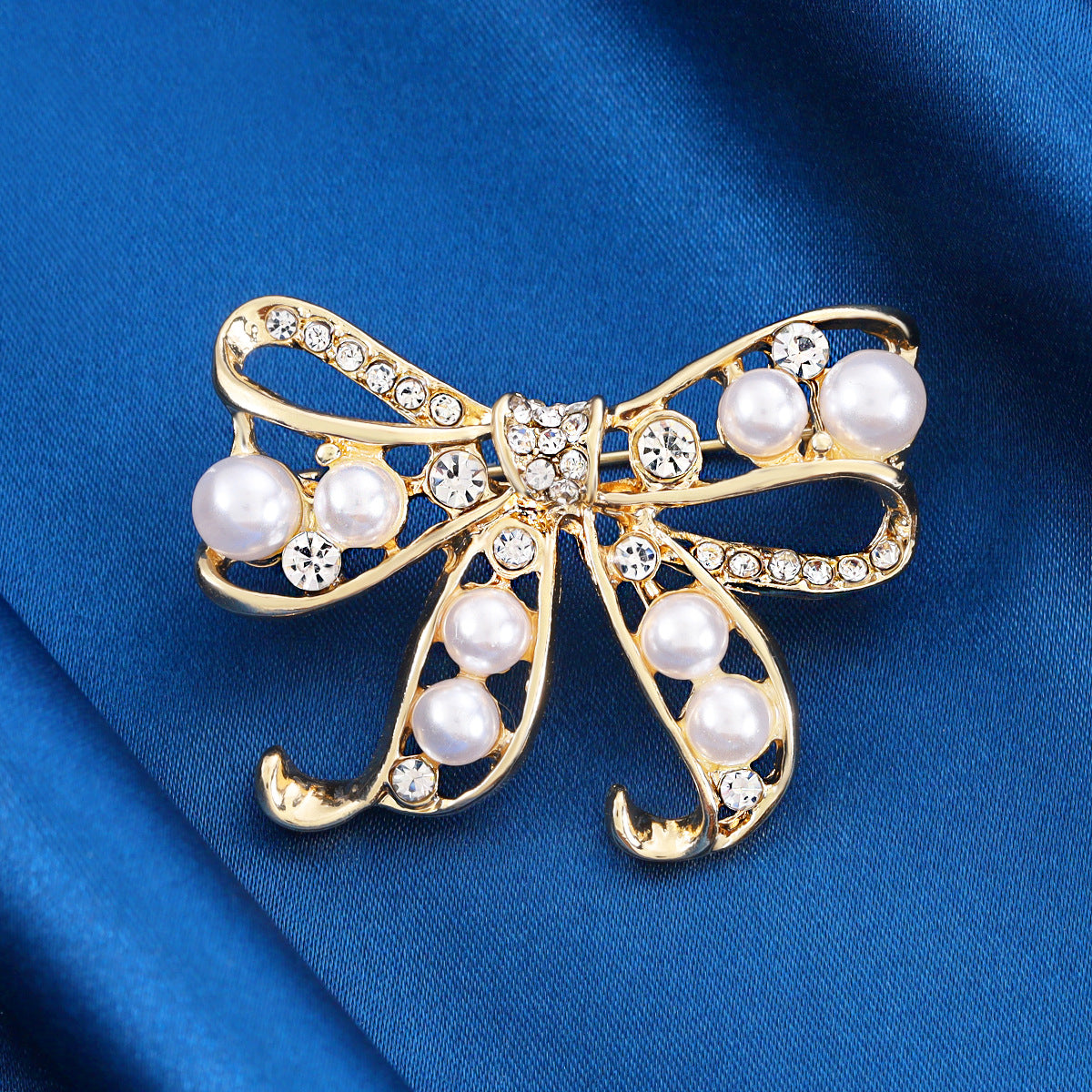 Bow pearl brooch