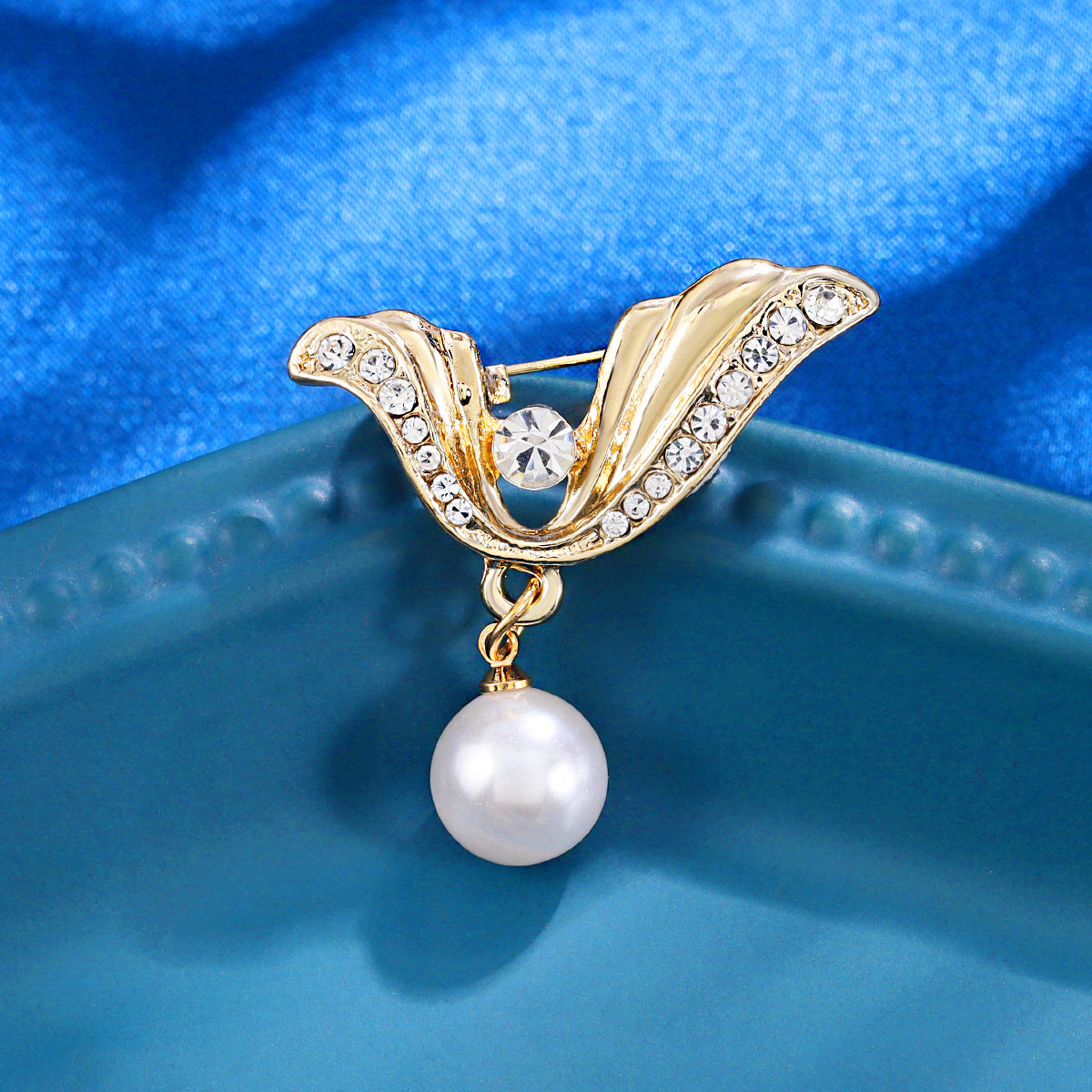 Bow pearl brooch