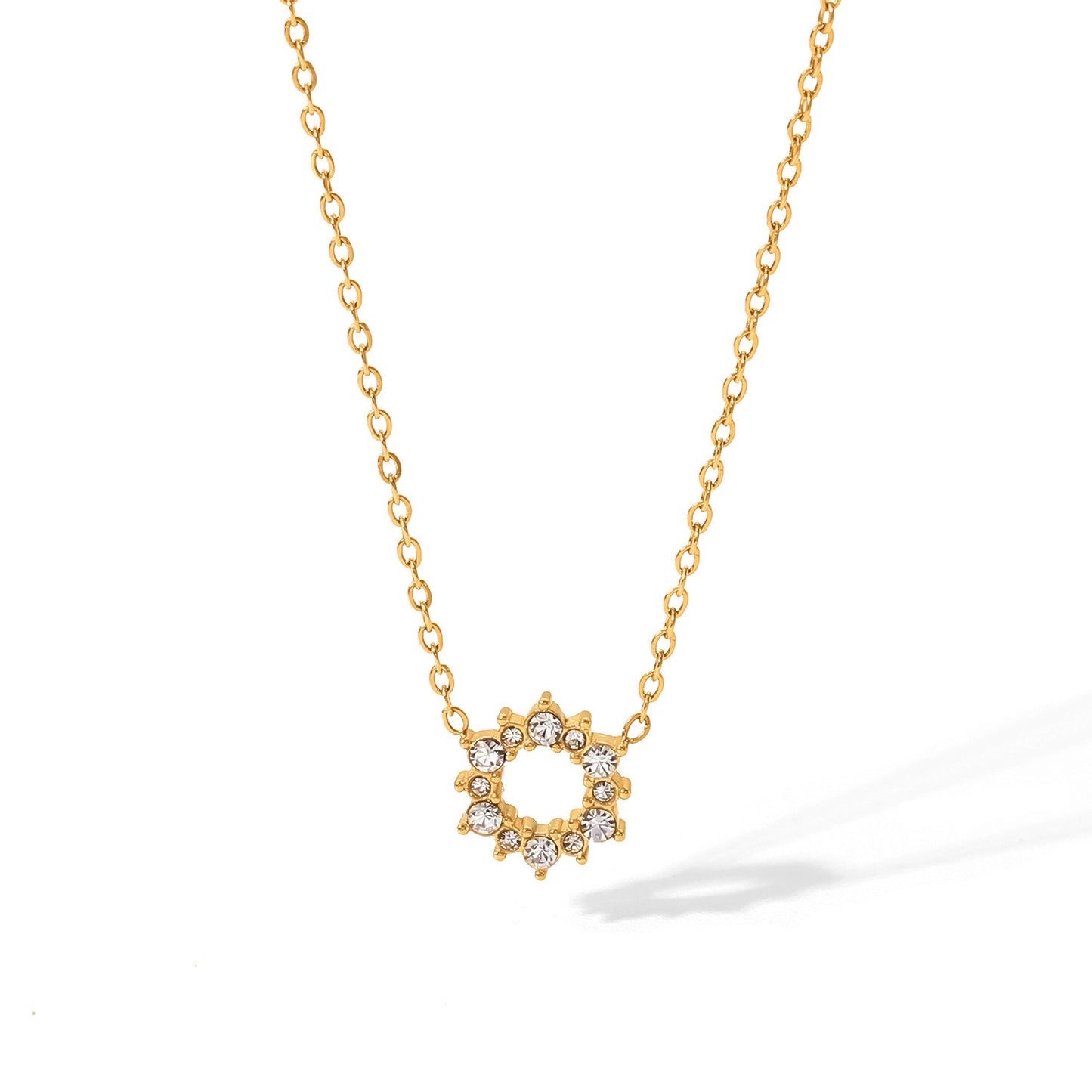 Necklace with irregular round zirconium