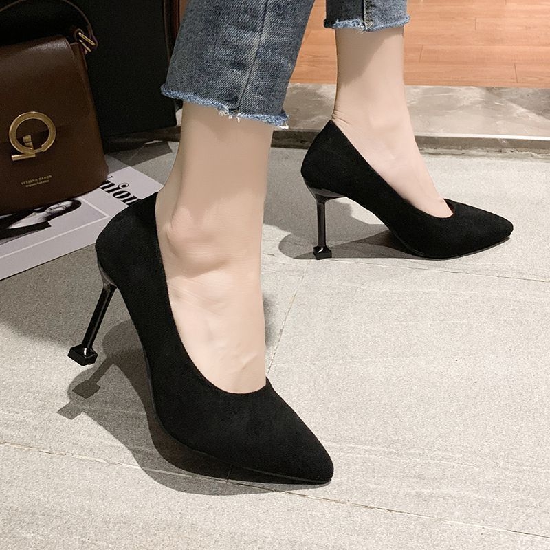 Black suede mid-heel shoes