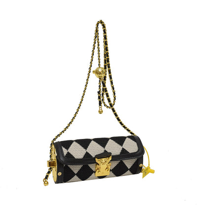 Fashion chain bags are popular for women.