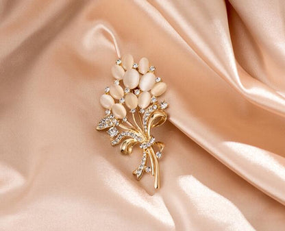 Flower opal brooch exquisite