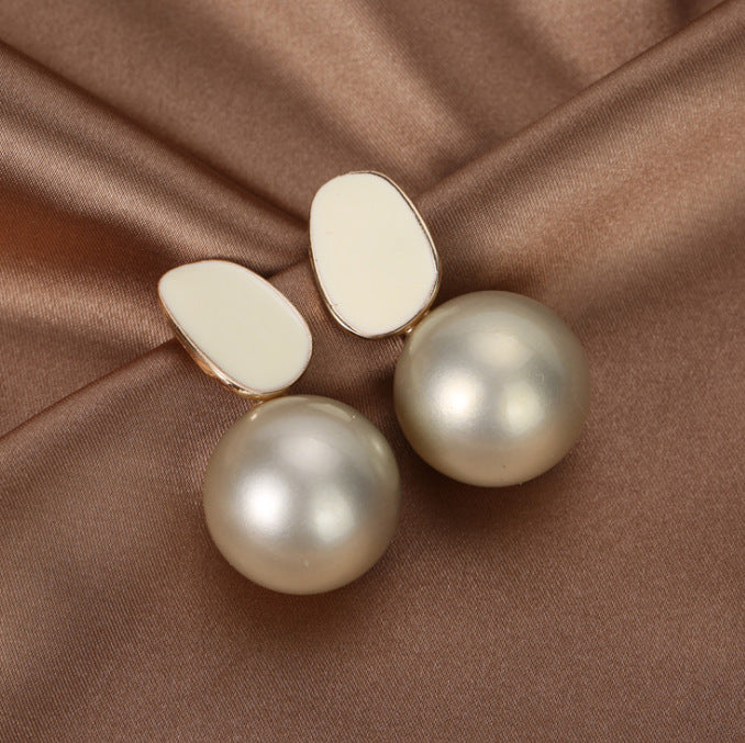 Celebrity pearl earrings