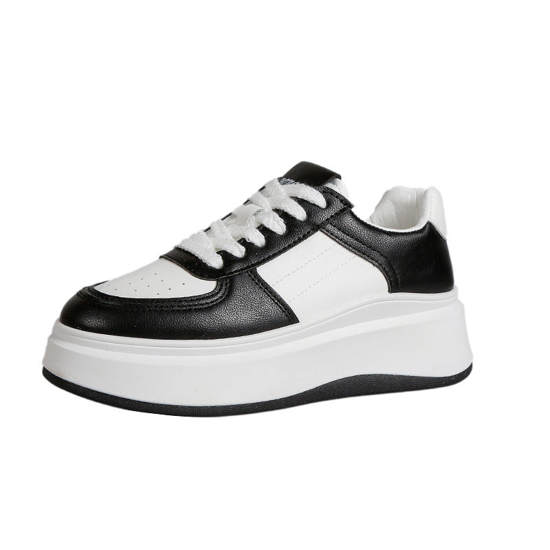 Zapatos blancos de mujer estilo deportivo con suela gruesa. 