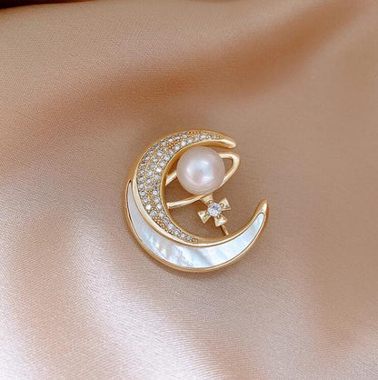 Shell Flash Diamond Moon Brooch