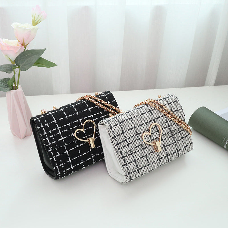 Plaid square bag is fashionable and versatile.