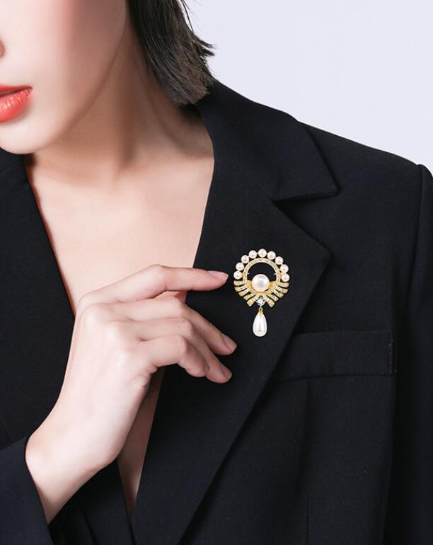 Pearl brooch for high-end women