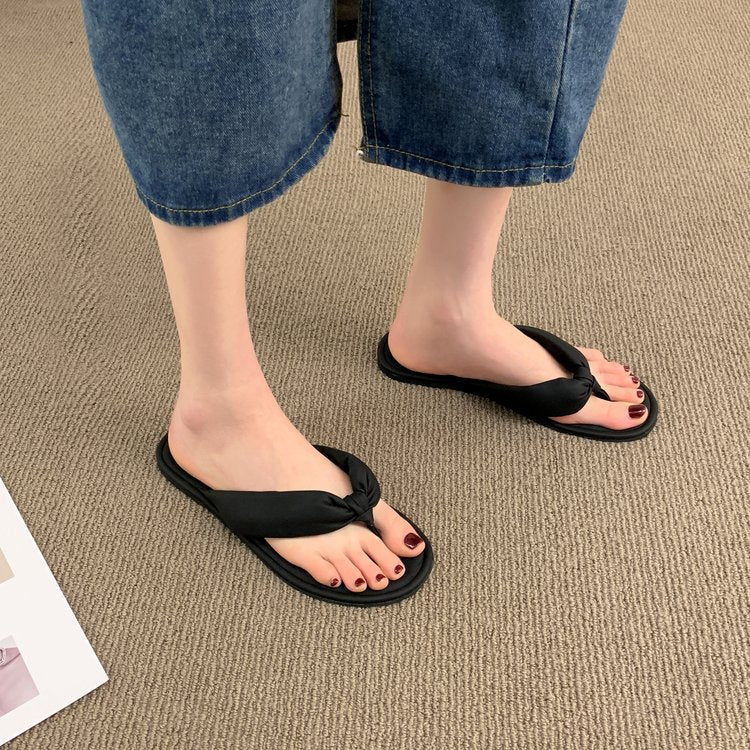 Flat bottom versatile comfortable sandals