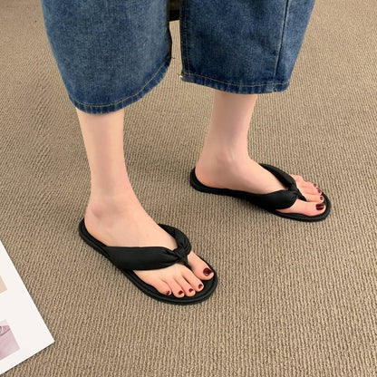 Flat bottom versatile comfortable sandals