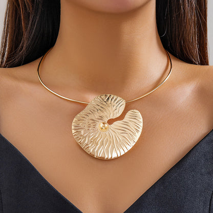 Big leaf necklace woman