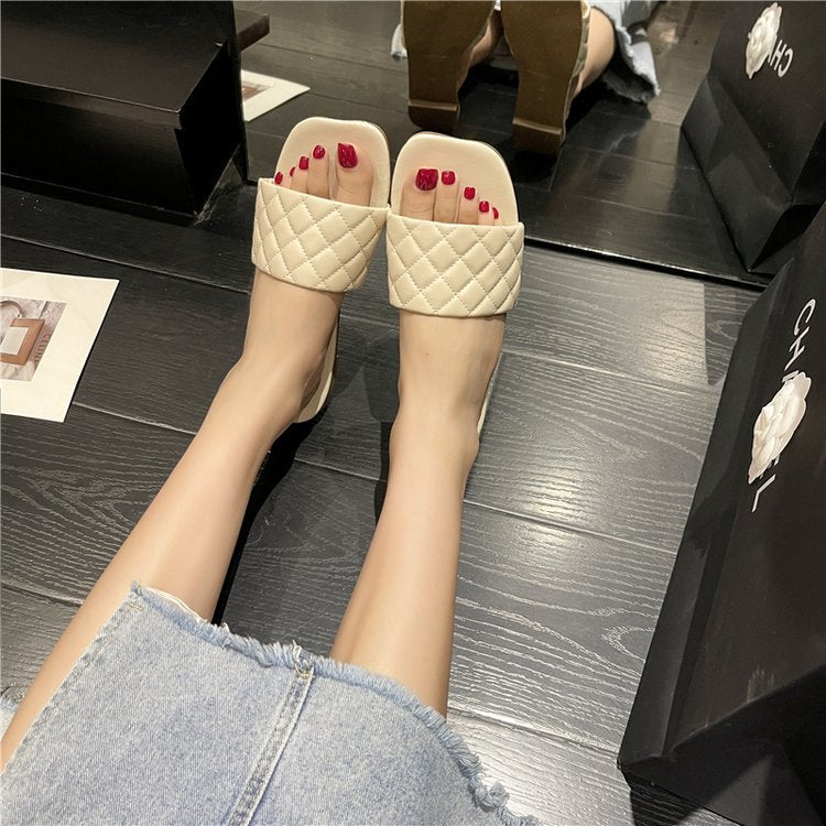 Embroidered flat slippers