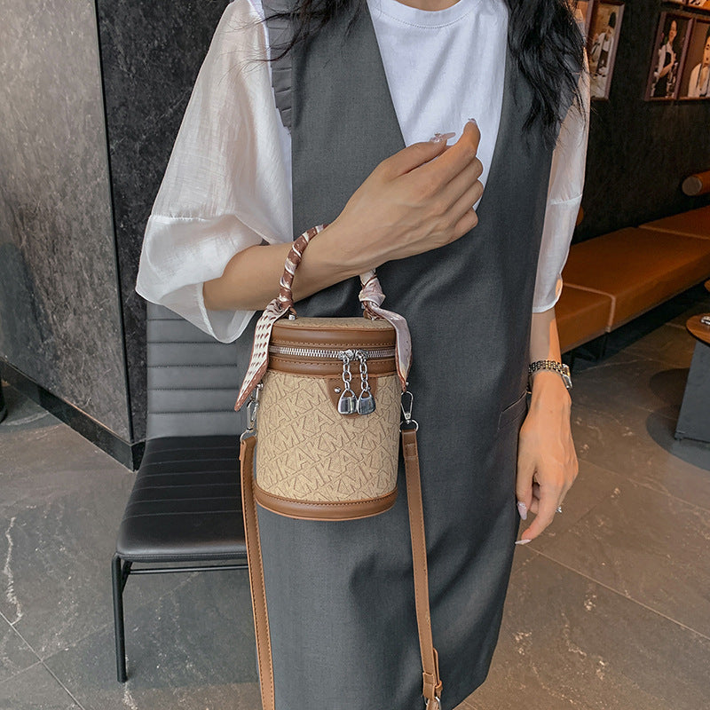 Hand bucket bag