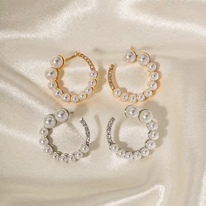 Pendientes en forma de C con diamantes y perlas 