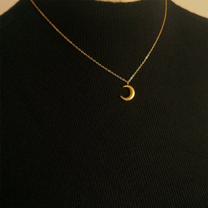 Three-dimensional moon necklace