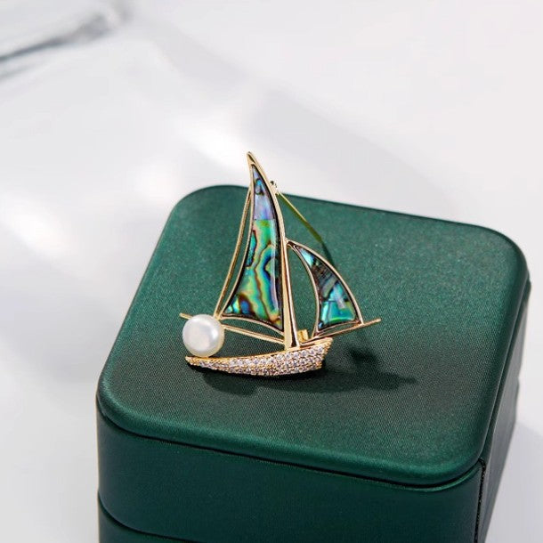 Small sail brooch