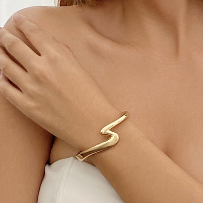 Curved Z-shaped bracelet