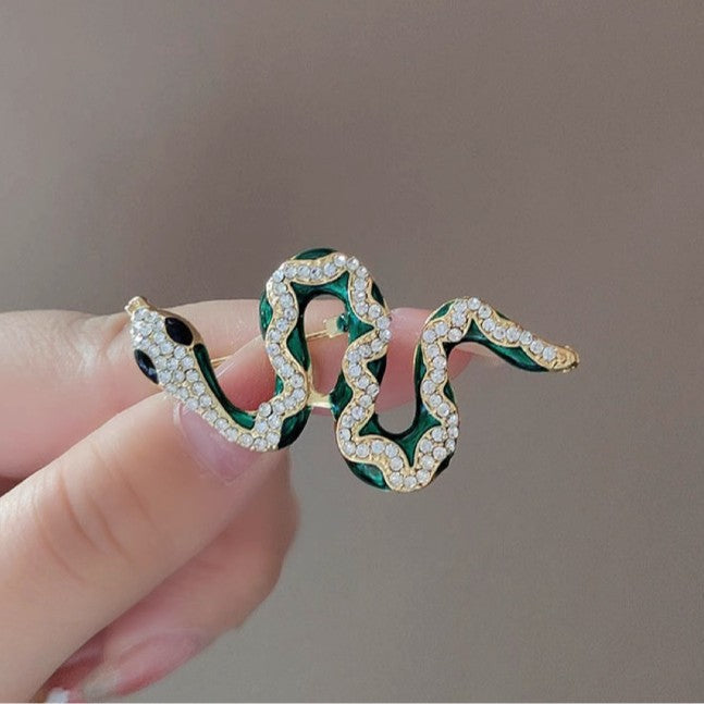 Snake brooch full of diamonds