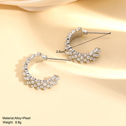 Fashionable pearl stud earrings