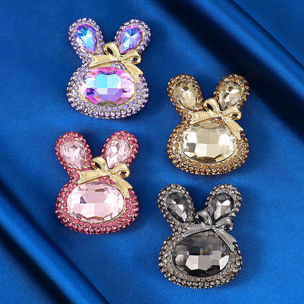 Rabbit cute cartoon brooch