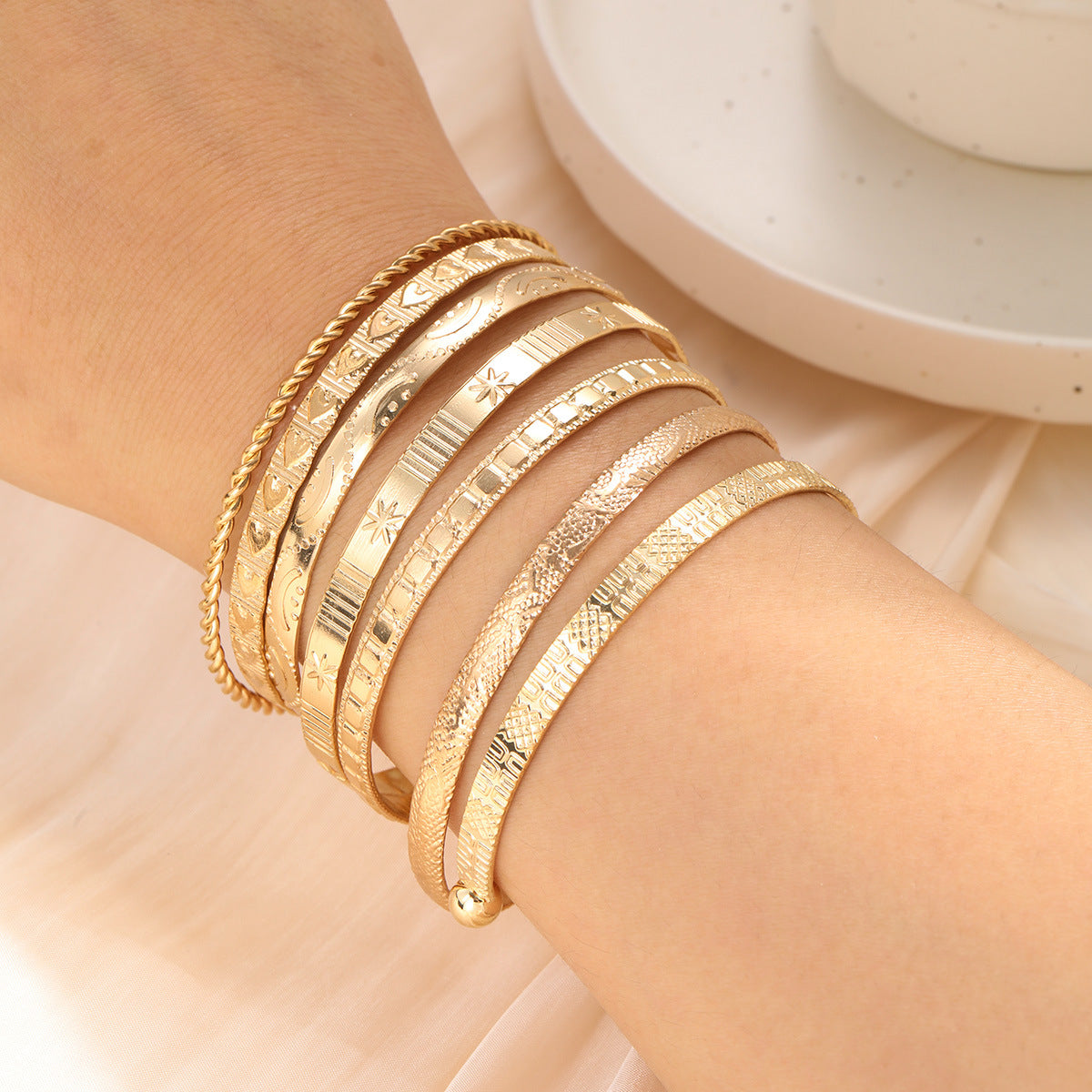 Women's multi-layered diamond pattern bracelet