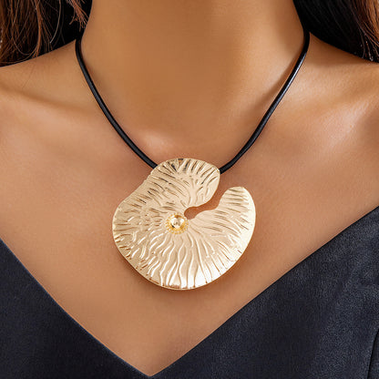 Big leaf necklace woman