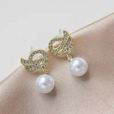 Pendientes de perlas y diamantes en forma de cisne