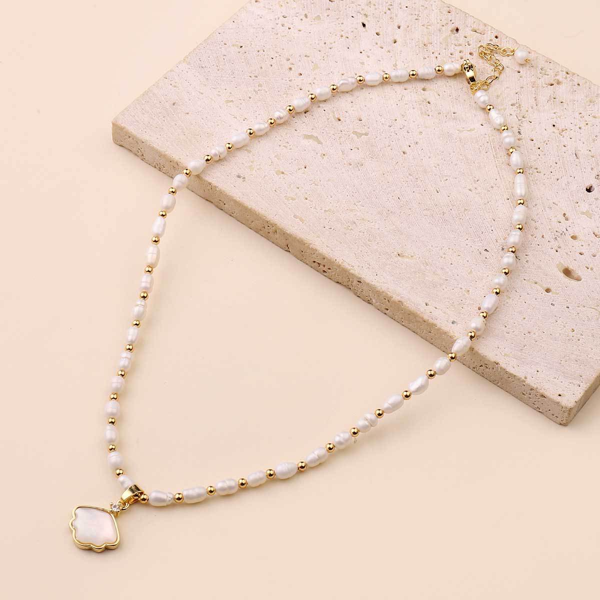 Natural freshwater pearl pendant necklace