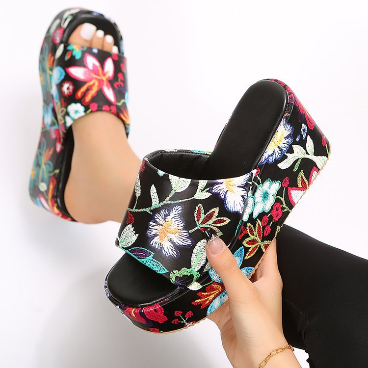 New wedge heel embroidered slippers