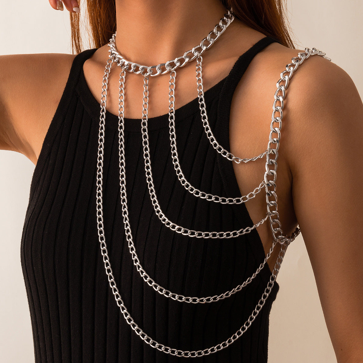 One-piece hollow fringed neck chain