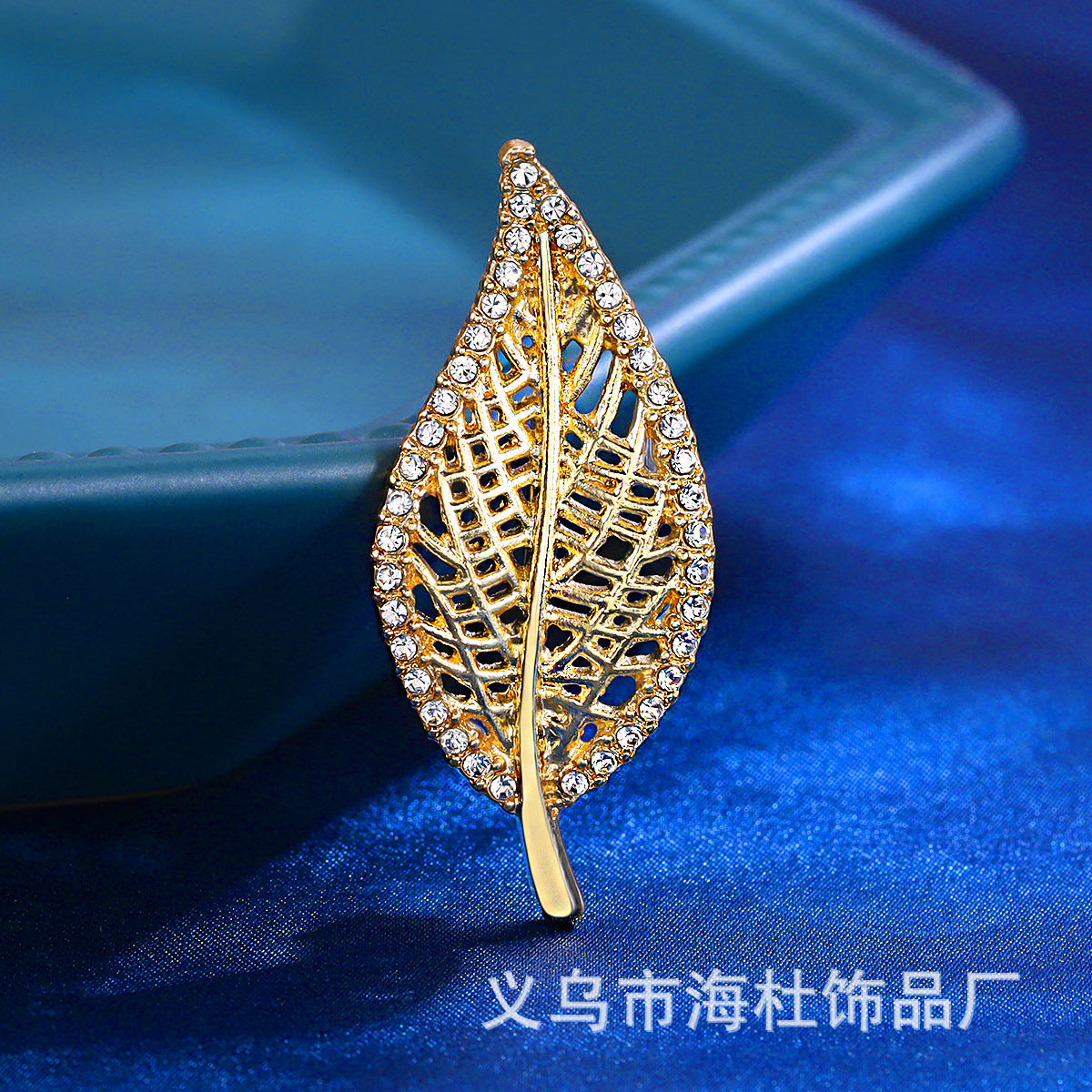 Leaf anti-light brooch