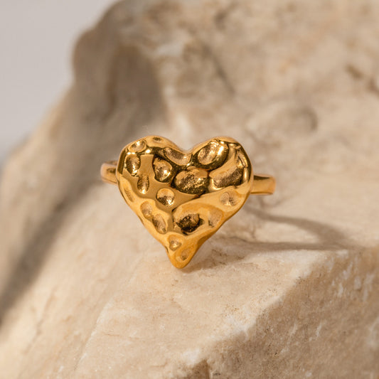 Anillo de corazón con diseño de roca 