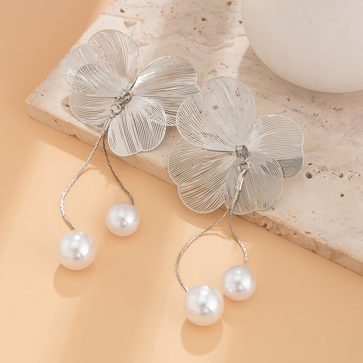 Three-dimensional ginkgo leaf flower stud earrings