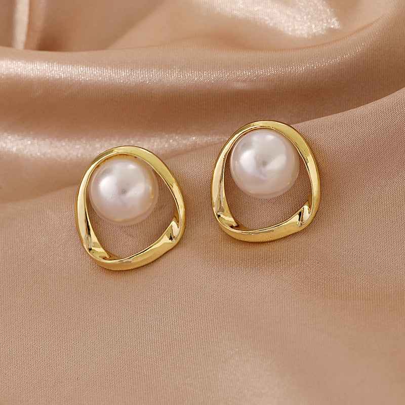 Pearl stud earrings for women in autumn and winter