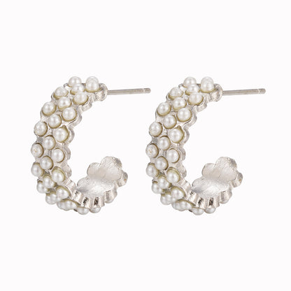 Fashionable pearl stud earrings