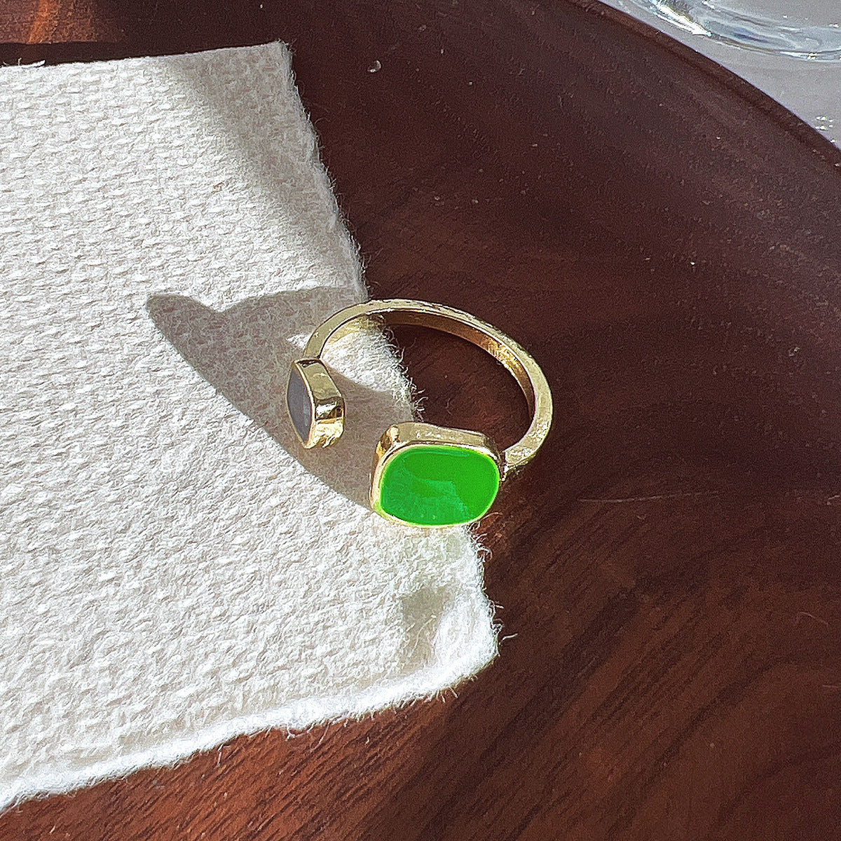 women's emerald ring