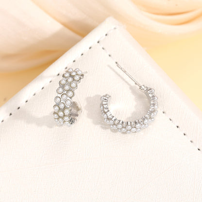 Fashionable pearl stud earrings