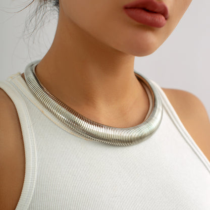 Geometric metal fashion necklace