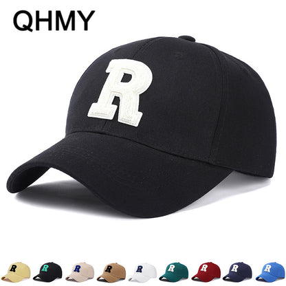 Gorra con protección solar para todo tipo de clima y letra R 