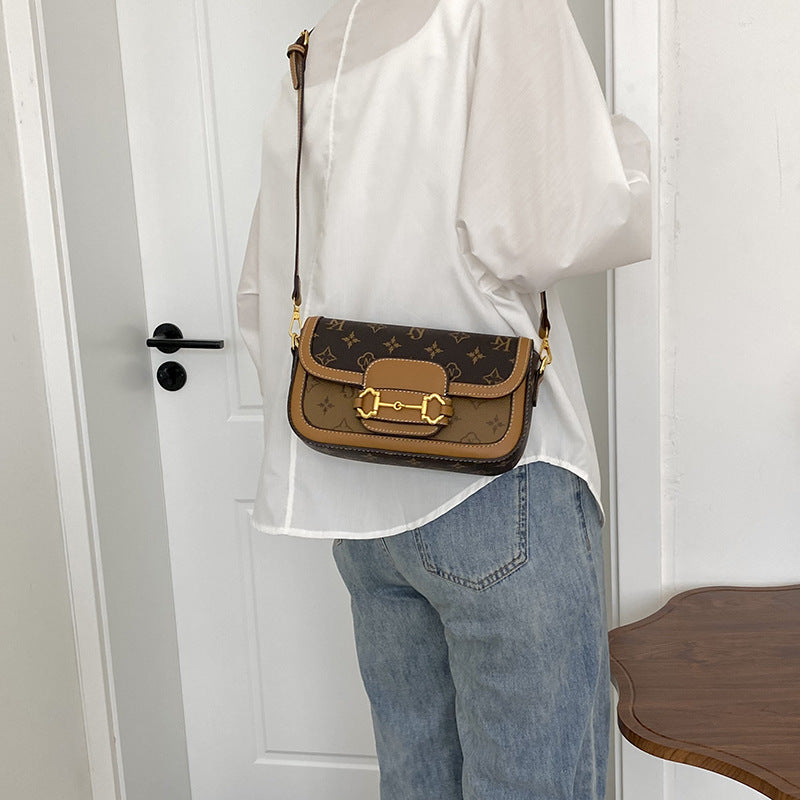 Elegant contrasting messenger bag