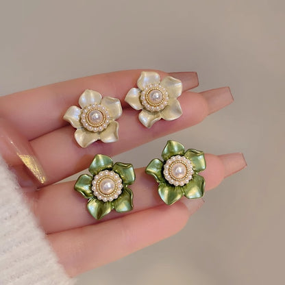 Pendientes de camelia con perlas estilo pintura al óleo 