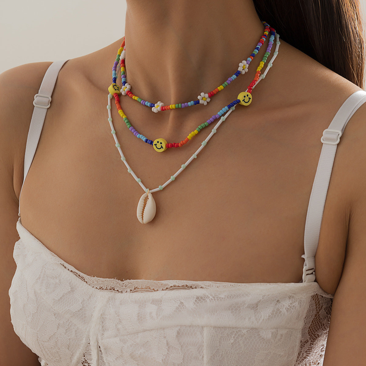 Collar de margaritas pequeñas tejidas con cuentas de arroz en colores contrastantes