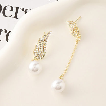 Pearl earrings, earrings, French style.