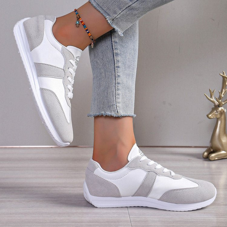 Flat casual sneakers