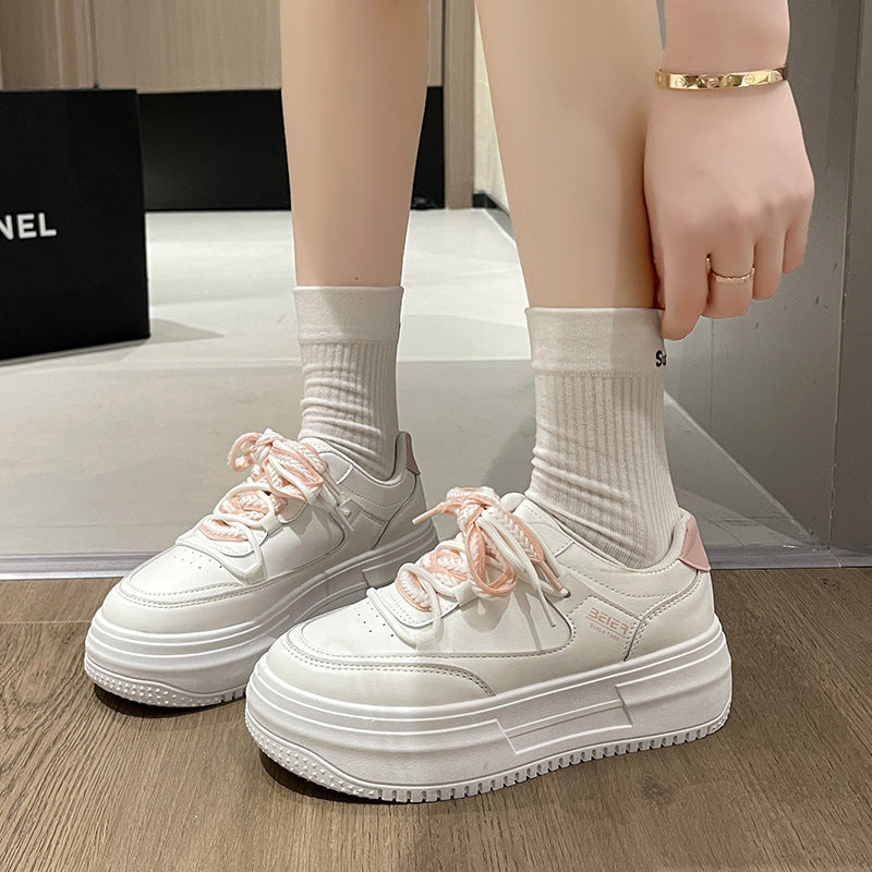 Platform-soled casual sports shoes are versatile.