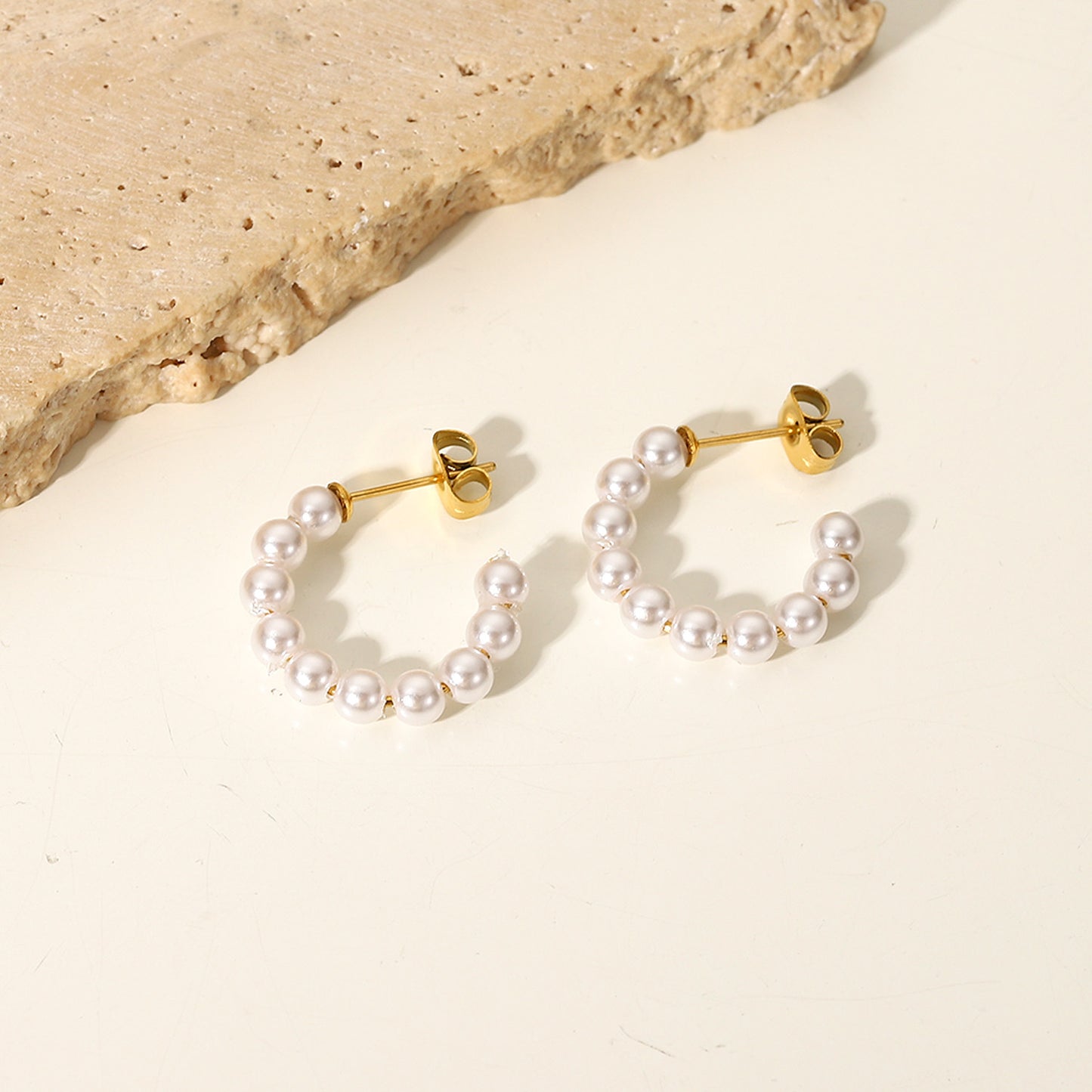 Pearl C-shaped earrings