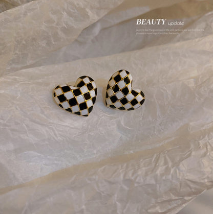 Oil drop checkerboard love stud earrings