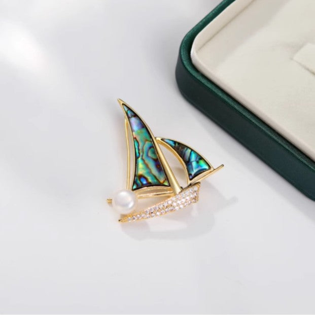 Small sail brooch