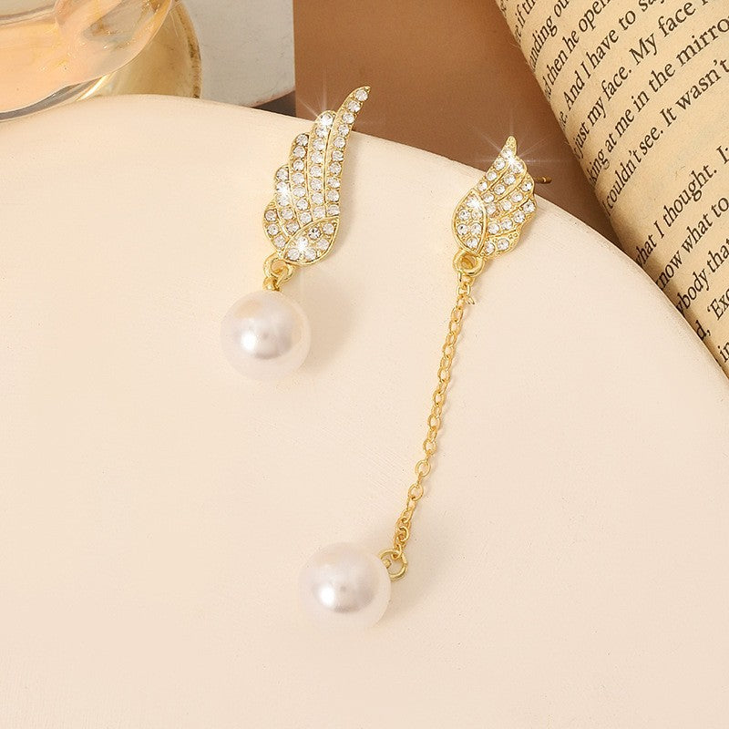 Pearl earrings, earrings, French style.