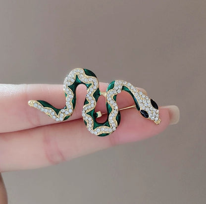 Snake brooch full of diamonds